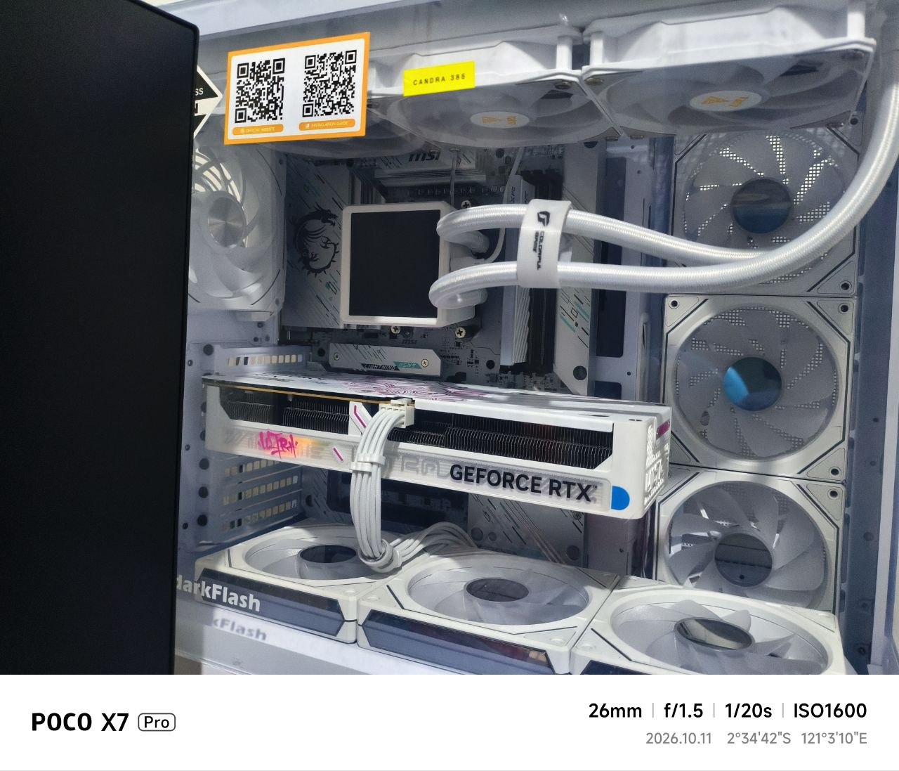 Detail PC rakitan putih dengan kartu grafis GeForce RTX